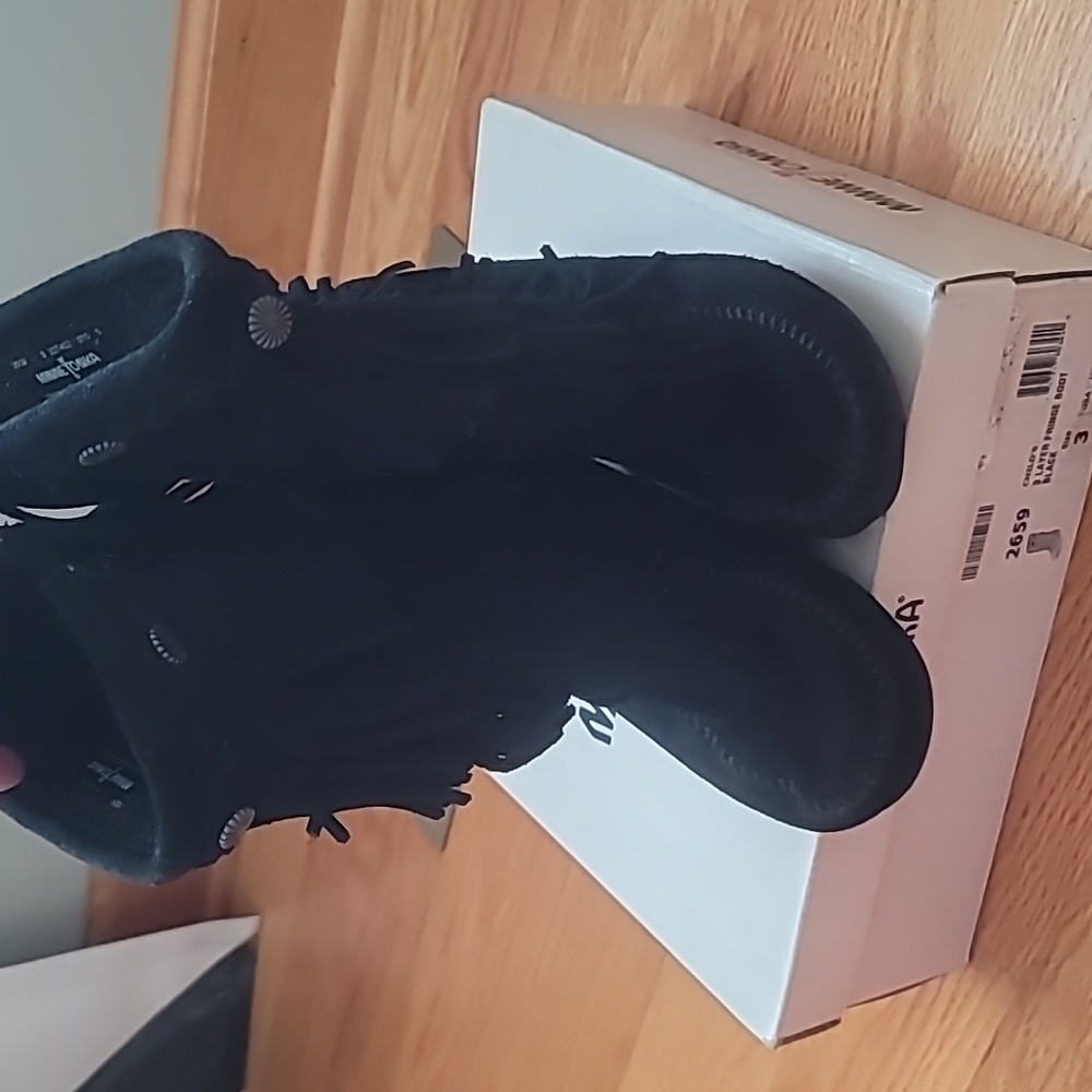 Youth Size 3 Minnetonka black 3 layer fringe boot